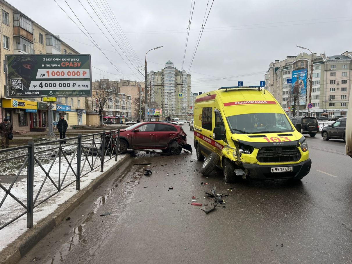 В Орле в ДТП попал автомобиль Скорой помощи.  Пострадавших нет.   Об этом сообщили в орловской ГАИ. Там же коротко рассказали фабулу.   ДТП произошло на улице 60 лет Октября сегодня в 09:50. Водитель Скорой наехал на стоящее «Кио Рио». Легковушка снесла пролет дорожного ограждения.