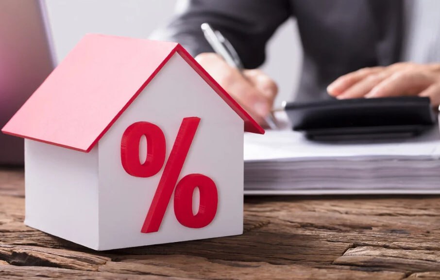 В Госдуме предложили ограничить максимальную ставку по ипотечным кредитам По мнению депутатов она не должна превышать ключевую ставку ЦБ более чем на два процентных пункта Законопроект внесен на рассмотрение Госдумы он направлен на повышение доступности ипотечного кредитования снижения ежемесячных платежей граждан и развития жилищного строительства По данным НБКИ банки начали одобрять лишь около 39 ипотечных заявок а доля отказов превысила 60 Происходит это потому что для одобрения ипотеки от граждан требуют очень высокий доход в большинстве крупных городов более 100 тыс рублей в Москве 340 тыс отметили депутаты fatcat18