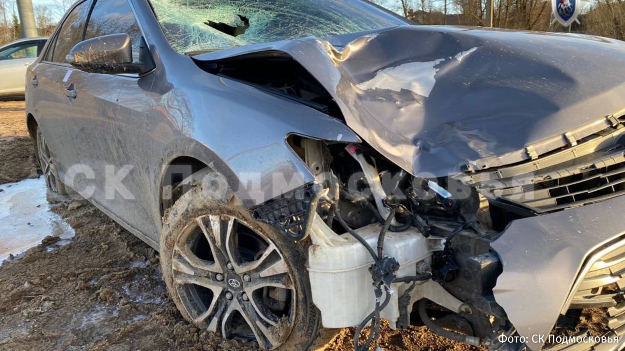 Пьяный полицейский насмерть сбил женщину в Подмосковье Трагедия произошла в Сергиевом Посаде Женщина погибла мгновенно виновник же покинул место происшествия Водителем автомобиля Toyota оказался патрульно постовой службы отдела МВД России по Сергиево Посадскому району в тот день он был не на дежурстве После проведения служебной проверки руководство ведомства приняло решение немедленно уволить полицейского по отрицательным мотивам Главное здесь Подписывайтесь