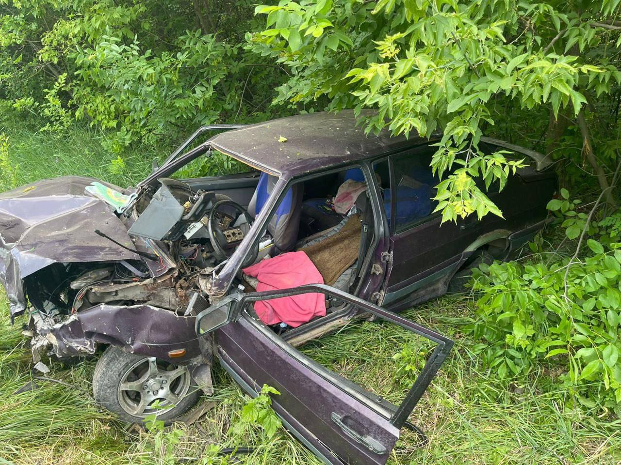 Сегодня в Острогожском районе водитель автомобиля «ВАЗ 2115» выехал на встречку и столкнулся с «Хендай Солярис». Оба водителя, а также три пассажира «Хэндай Солярис», женщина и два мальчика 4 года и 12 лет получили телесные повреждения. Фото: Полиция Воронежской области Подписаться Типичный Воронеж