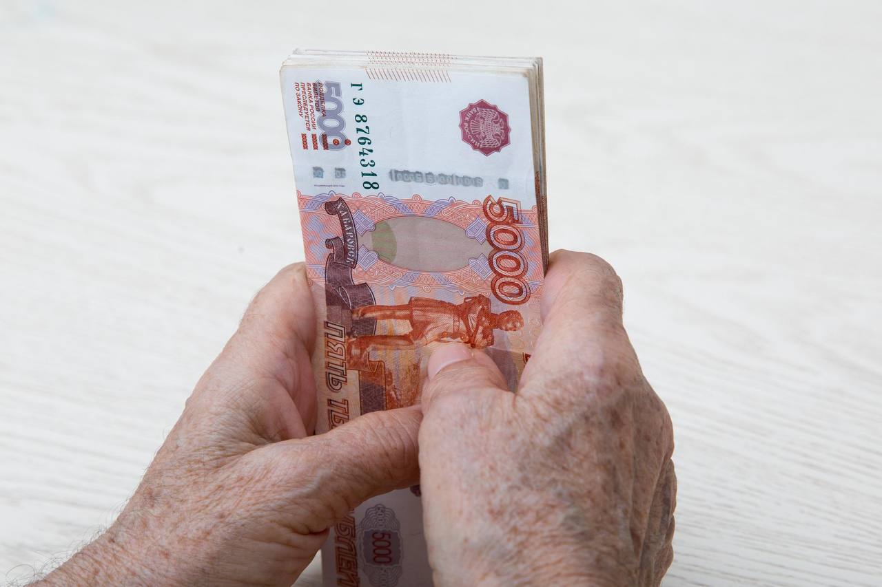 Кто в России рискует остаться без пенсии Право на получение пенсии в России закреплено в законе, но для его реализации необходимо выполнить определенные условия, рассказал юрист Илья Русяев. Не смогут получать страховую пенсию граждане, имеющие стаж менее 15 лет и менее 30 пенсионных баллов. Для них предусмотрена социальная пенсия по старости, которая полагается при достижении 70 лет для мужчин и 65 лет для женщин. Кроме того, пенсия не выплачивается иностранцам без вида на жительство и тем, кто не прожил в России 15 лет. Выплата пенсии прекращается также при выезде за границу на постоянное место жительства.