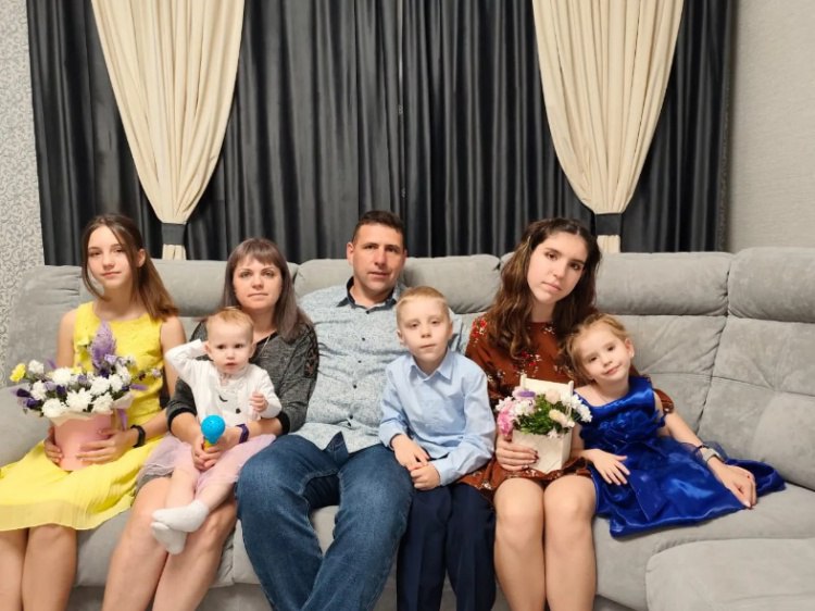 Две многодетные волжанки удостоены почётного знака Материнская слава Две жительницы Волжского удостоены высокой награды Почётного знака губернатора Волгоградской области Материнская слава Как рассказали Волжский ру в городской администрации в этом году почетный знак получат Светлана Листратова и Любовь Райс Социальный работник Светлана Листратова в браке с мужем 23 года и воспитывает пятерых детей Старшей дочери Полине 20 лет она студентка ВолГУ 13 летняя Дарья учится в школы 15 и художественной школе сын Кирилл первоклассник его сестре Арине три года а самой младшей Есении всего годик Супруги Любовь Райс в браке 15 лет и вместе с супругом воспитывают четверых детей Старшей дочери Анне 21 год она выпускница колледжа искусств ВГИИК сейчас учится на 3 курсе ВГАФК по специальности Тренер по художественной гимнастике Подробнее на Волжский ру www volzsky ru index php wx 16 wx2 81337 ВолжскийРу волжский vlz