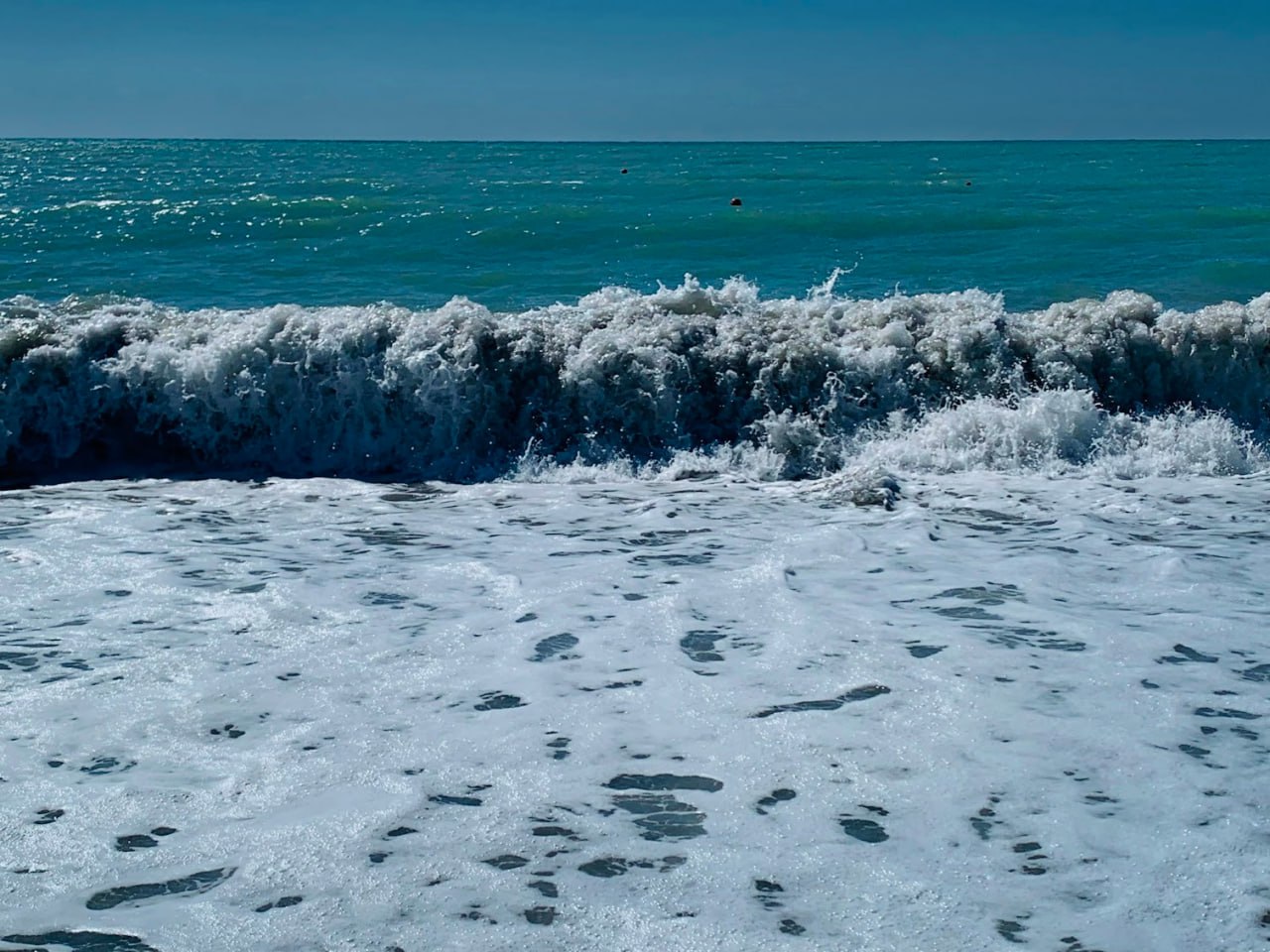 Трехбалльный шторм ожидается у берегов Сочи По прогнозам синоптиков утром и днем 30 января в Сочи и Сириусе ожидается усиление волнения моря до трех баллов с высотой волн 0 8 1 2 метра Жителям и гостям курорта рекомендуют воздержаться от отдыха у воды принять необходимые меры предосторожности Кубанские Новости Мы в MAX
