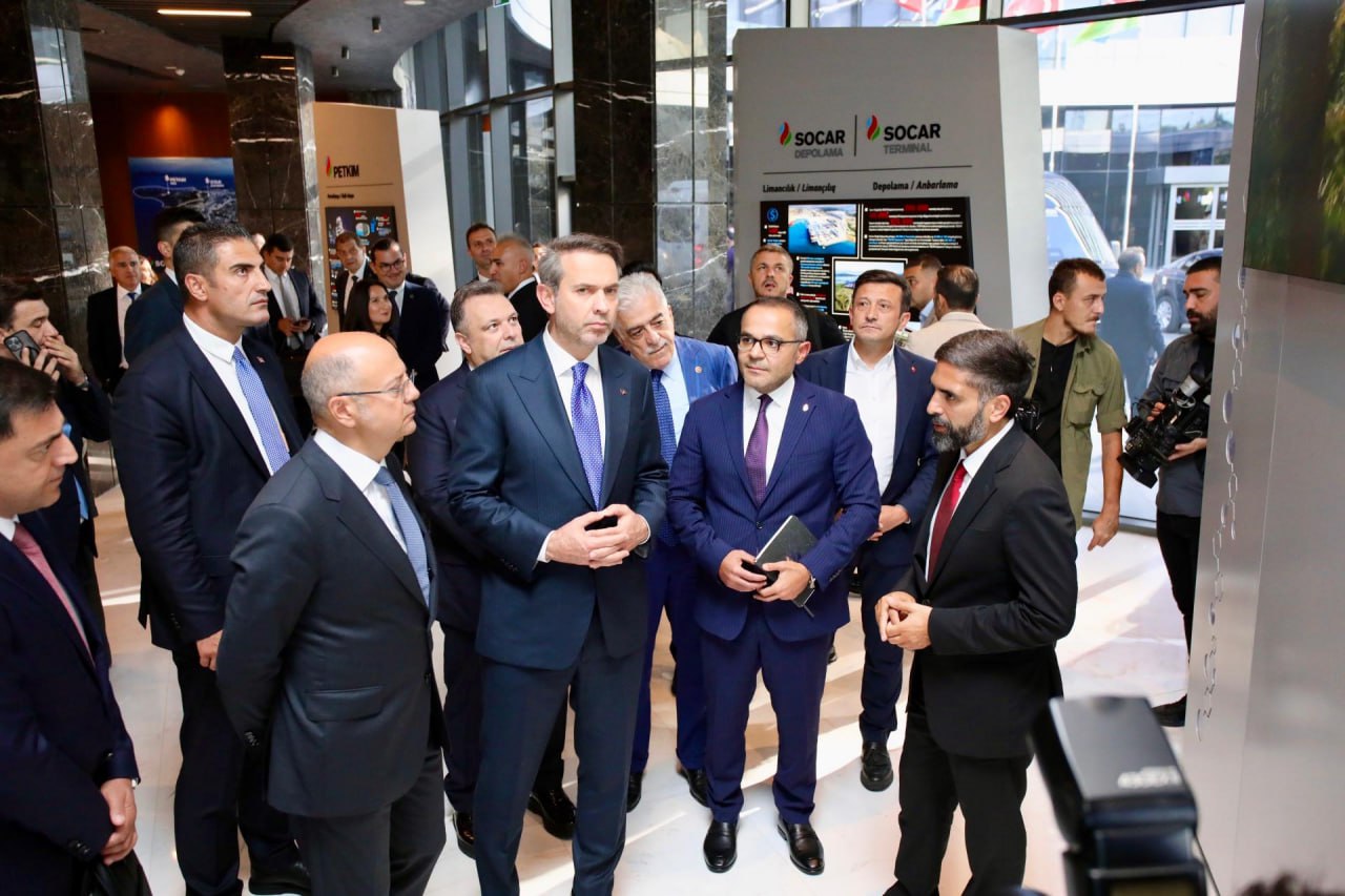 Новые инвестиционные планы SOCAR в Турции стали предметом обсуждения на IV азербайджано турецком энергетическом форуме В ходе IV Азербайджано турецкого энергетического форума проходящего в Измире глава министерства энергетики Азербайджана Парвиз Шахбазов совместно с министром энергетики и природных ресурсов Турции Алпарсланом Байрактаром посетили нефтеперерабатывающий завод STAR и нефтехимический комплекс Petkim принадлежащие SOCAR Türkiye и находящиеся в Алиаге Как сообщается состоялся ознакомительный визит на производственные объекты SOCAR Türkiye играющие ключевую роль в экономиках как Азербайджана так и Турции Акцентировалось что проекты реализуемые в районе Измир Алиага занимают важное место в энергетическом сотрудничестве между Азербайджаном и Турцией особенно азербайджанские инвестиции в энергетический сектор Турции объем которых превышает 18 миллиардов долларов Была подчеркнута важность шестидесятилетнего опыта компании Petkim для экономики страны и промышленности Обсуждались стратегические преимущества нефтеперерабатывающего завода STAR способного перерабатывать до 13 миллионов тонн нефти ежегодно Кроме того была представлена информация о перспективных инвестиционных проектах SOCAR на территории Турции В осмотре комплекса SOCAR Türkiye обладающего статусом первой Особой промышленной зоны в Турции наряду с министрами обеих стран участвовали также другие официальные лица из Азербайджана и Турции
