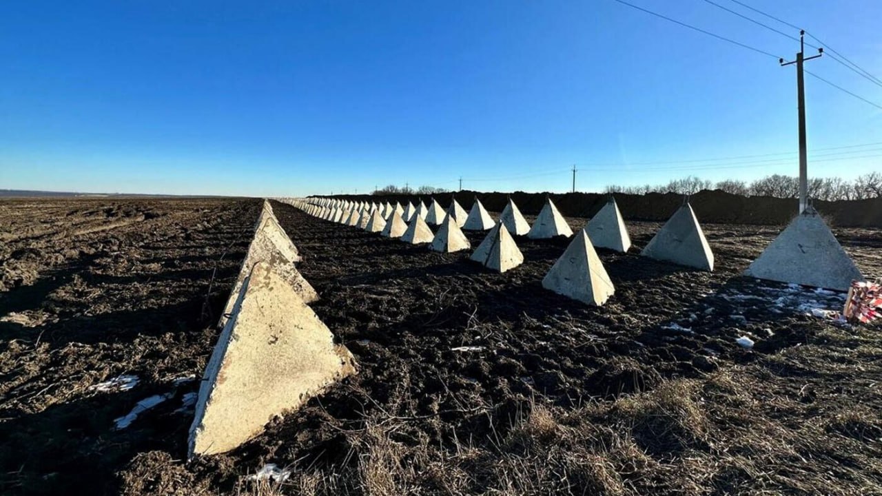 На строителей линий обороны в Белгородской области подали в суд. Ранее власти выявили ряд нарушений на сумму в 109 миллионов рублей при возведении оборонительных сооружений. Губернатор Вячеслав Гладков в Telegram сообщил, что правительство региона намерено взыскать деньги с «БелСпецТех-строя», «Белстройплюса», «Сталкера», «Автострады», «Региона Сибирь», «Белгороддорстроя» и «ЭкоРесурса 36». После прошедшей проверки он поручил усилить контроль за использованием бюджетных средств, «эффективностью и целевым характером». Гладков ранее отмечал, что помимо нарушений при строительстве линий обороны, специалисты также зафиксировали случаи завышения объемов выполненных работ со стороны подрядных организаций. Подготовленные документы по данному делу также были направлены в суд.