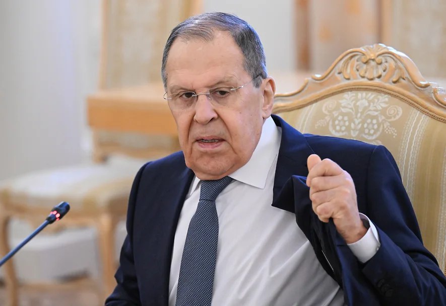 Сергей Лавров предложил перенести штаб-квартиру ООН в Сочи Министр иностранных дел России Сергей Лавров, выступая на «Форуме будущего 2050», заявил, что штаб-квартиру Организации Объединенных Наций целесообразно было бы перенести в Сочи. По его словам, идея эта не нова: аналогичное предложение в свое время высказывал Иосиф Сталин в переговорах с Франклином Рузвельтом, прежде чем согласиться на размещение учреждения в Нью-Йорке. Министр отметил, что на практике реализация этой инициативы представляется затруднительной. По его словам, международная структура за десятилетия существования в США «глубоко пустила корни» — не только в архитектурном смысле, но и с точки зрения сложившегося состава персонала.