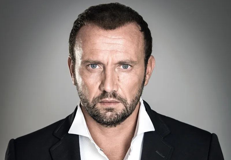 Samsung наконец то завела себе Джони Айва Впервые за почти 90 лет Samsung наняла главного дизайнера Мауро Порчини бывшего руководителя дизайн направления в 3M и Pepsi Он должен вдохнуть жизнь в скучные продукты компании и придать им больше индивидуальности Порчини известен тем что провёл крупнейший за 14 лет ребрендинг Pepsi и создал сильнейшие команды дизайнеров в индустрии Стиль это все