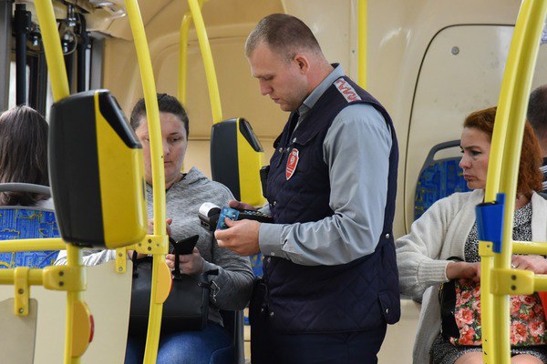 В Дептрансе Москвы прокомментировали инцидент с не оплатившими проезд в автобусе пассажирами Контролёры действовали по инструкции и не вмешивались в работу валидаторов. Для этого у них нет технических возможностей, сообщили радиостанции «Говорит Москва» в пресс-службе ГКУ «Организатор перевозок». Сегодня около 11:30 в салоне автобуса маршрута е152 контролёры ГКУ «Организатор перевозок» проводили проверку оплаты проезда и выявили двух пассажиров без оплаты проезда. По просьбе контролёров пассажиры предъявили удостоверение личности для оформления административных материалов. Однако некоторые пассажиры начали активно препятствовать работе контролёров: вырывали документы из рук и повышали голос. В отношении не оплативших проезд пассажиров вынесены постановления.