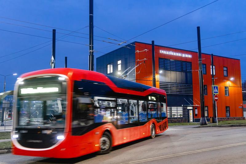 Ребенку зажало голову дверями в челябинском троллейбусе Инцидент произошел сегодня утром на маршруте 14 в районе улицы Северо Крымской Водитель троллейбуса преждевременно закрыла двери из за чего голова ребенка оказалась зажата Благодаря сработавшей системе антизажим двери не сомкнулись полностью Ребенок пожаловался медикам на головную боль ему оказали помощь Следователи проводят проверку по признакам оказания услуг не отвечающих требованиям безопасности Подписаться на канал ЕАН Челябинск