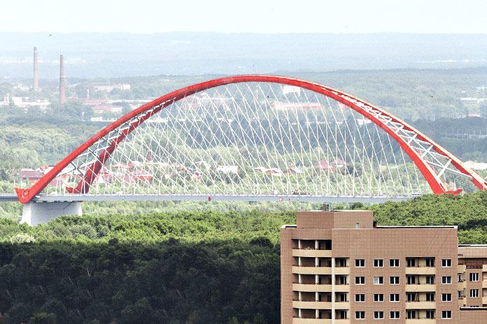 На реализацию нацпроектов в Новосибирске в 2026 году будет направлено более 3 7 млрд рублей Речь идет о трёх направлениях Молодёжь и дети 2 03 млрд рублей Семья 0 22 млрд рублей и Инфраструктура для жизни 1 46 млрд рублей Об этом в своем ТГ канале сообщил мэр города Максим Кудрявцев В рамках нацпроекта Молодёжь и дети будет продолжен капремонт школ и строительство дополнительного корпуса лицея 113 в Дзержинском районе По нацпроекту Семья планируется модернизация библиотек им Зои Космодемьянской и им Чкалова развитие системы долговременного ухода за пожилыми жителями города Нацпроект Инфраструктура для жизни включит в себя завершение капитального ремонта моста через реку Тулу и продолжение работ на Димитровском мосту старт первого этапа обновления парка Чербузы а также разработку проектно сметной документации по парку имени Кирова Подробнее по ссылке