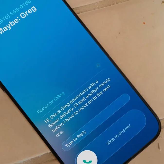 Apple официально убивает мошенников и телефонные продажи В iOS 26 появился автоответ на звонки с неизвестных номеров. Теперь iPhone сам спрашивает у звонящего, кто он и зачем звонит, а вам показывает расшифровку прямо на экране — брать трубку больше не нужно. Продажники жалуются, что после внедрения аналогичной функции на Google Pixel клиенты перестали отвечать на звонки. Теперь и пользователи iPhone смогут полностью игнорировать холодные звонки и спам — автоответчик отсеет всё лишнее ещё до вашего внимания. Эксперты отмечают: если ваш звонок звучит неубедительно или похоже на спам, до собеседника он просто не дойдёт. А если номер уже помечен как подозрительный, шансов на контакт нет вовсе. Теперь iPhone — лучший фильтр от спама и холодных звонков.
