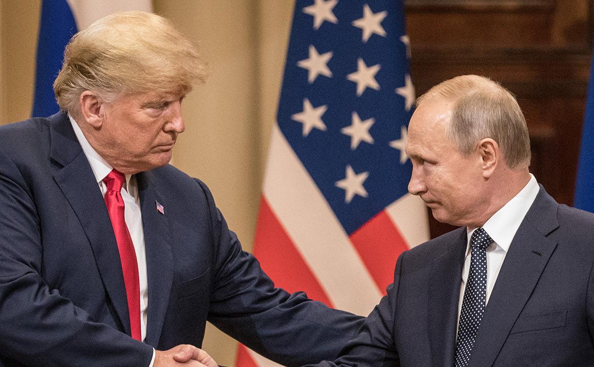 NYT: Владимир Путин готов к введению новых санкций США против России  Как сообщает The New York Times со ссылкой на информированные источники, Владимир Путин готов к тому, что у Дональда Трампа кончится терпение в отношениях с Москвой. По данным собеседников издания, близких к Кремлю, российский президент допускает возможность введения новых американских санкций, хотя в целом он удовлетворен характером взаимодействия с американским коллегой в этом году.    Напряженность в отношениях Путина и Трампа проявилась после телефонного разговора 3 июля, когда президент США публично выразил недовольство результатами беседы, отметив отсутствие прогресса в урегулировании конфликта в Украине. В последние дни Трамп усилил критическую риторику в адрес Москвы, а затем анонсировал специальное заявление о России, которое он сделает в понедельник