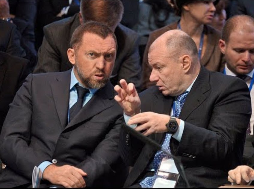 Высокий суд Англии и Уэльса обязал миллиардера Владимира Потанина найти и раскрыть документы касающиеся обвинений Русала в его адрес в нарушении акционерного соглашения Норникеля Что важно знать Как пишут Ведомости в рамках подготовки к основному слушанию в 2027 г Русал попросил Высокий суд обязать Потанина самостоятельно или через представителей найти и раскрыть документы Норникеля и 11 его дочерних компаний их названия в материалах не раскрываются имеющие отношение к заявленным в деле претензиям Русал в Высоком суде требует отстранить Потанина от руководства Норникелем и принудительно продать ему часть доли бизнесмена в компании У Русала 26 39 в Норникеле а у Потанина 37 через Интеррос и должность президента Алюминиевый гигант предъявил иск к Потанину и его структуре Whiteleave Holdings в октябре 2022 г по нескольким эпизодам нарушения соглашения акционеров Норникеля связанных по его мнению с выводом активов за периметр компании авиаперевозчик Nordstar ПСМК Логистик центр и др Позже Русал добавил обвинение в консолидации Потаниным контроля над платформой по выпуску цифровых финансовых активов Атомайз в ущерб Норникелю Потанин настаивал что право руководителя на доступ к документам компании касается только повседневного управления ею а не защиты от предъявленных ему лично исков Высокий суд усомнился в существовании такого дополнительного и повсеместного ограничения в российском праве поскольку Потанин не привел соответствующих прецедентов или комментариев к законодательству Русал напротив указал на примеры случаев когда генеральные директора использовали корпоративные документы для защиты в бракоразводных уголовных и иных процессах перечисляет суд Из показаний экспертов по российскому праву и Русала и Потанина судья сделал вывод что законодательство устанавливает четыре применимых ограничения доступа к информации в отношении персональных данных коммерческой тайны инсайдерской и контрсанкционной информации Но даже из этих ограничений есть три исключения сведения могут быть отредактированы раскрываются в целях судебного разбирательства либо их владелец может дать согласие на раскрытие указал суд В любом случае существование определенных документов раскрытие которых может выходить за рамки полномочий руководителя компании не говорит о том что российское законодательство как утверждает Потанин препятствует ему искать их подчеркнул Высокий суд Потанин должен доказать что конкретные документы или их категории находятся вне его контроля констатировала инстанция Внутренние положения Норникеля тоже не препятствуют его президенту в поиске документов сделал вывод судья после ознакомления с ними Также он не нашел причин по которым поиск и раскрытие Потаниным запрошенных документов не отвечали бы интересам Норникеля в том числе потому что сама компания заявила в письме от 6 декабря 2024 г что заинтересована в быстром и справедливом разрешении данного спора и не намерена этому препятствовать Наконец из совокупности доказательств Высокий суд сделал вывод что у Потанина есть фактический контроль над документами дочерних компаний Норникеля Анонимный Молотников Читайте нас в MAX