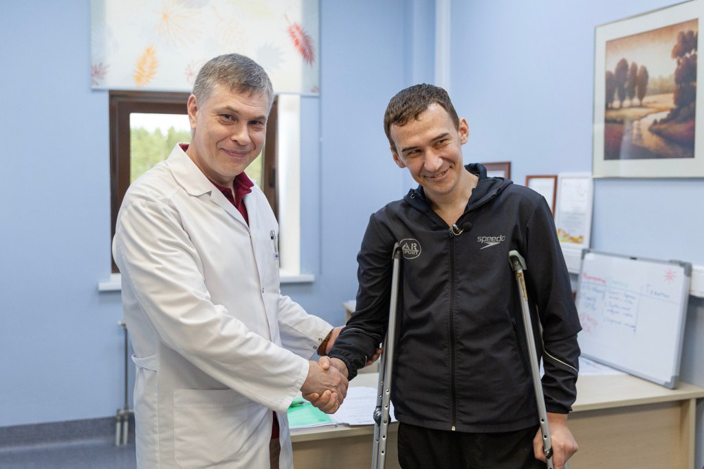 Созданный в Новосибирске протез ноги впервые установили пациенту  Новосибирские хирурги впервые вживили в ногу пациента модульный эндопротез, полностью произведённый в России. Его создала компания-резидент Академпарка.  Как отметили в клинике Мешалкина, это сложная и востребованная конструкция. Первое такое изделие, полностью изготовленное в Новосибирске, установили 36-летнему жителю города. У Александра обнаружили опухоль бедренной кости, потребовалось удаление. Одновременно хирурги поставили эндопротез. «Операция прошла успешно. Пациент сейчас восстанавливается, уже может передвигаться с помощью костылей с частичной опорой на оперированную ногу»,  — сообщил хирург-онколог НМИЦ имени академика Е. Н. Мешалкина Александр Жеравин.  Для производства эндопротеза использовали отечественные титановые сплавы, инженерные решения — тоже российские. Параметры модульной конструкции можно менять в зависимости от клинической ситуации. Это обеспечивает точность воссоздания удалённого фрагмента кости. Сейчас компания «Логикс МС» готовит своё изобретение к регистрации. «Качество этих эндопротезов ни в чём не уступает современным конструкциям ведущих зарубежных производителей. После того, как эти изделия ушли с нашего рынка, потребность в них лишь частично покрывается китайской продукцией, имеющей определённые недостатки и ограничения»,  — оценил разработку Александр Жеравин.  По его словам, сейчас взрослым пациентам в России необходимо вживлять около 2000 эндопротезов нижних конечностей в год, а выполняют только около 700 операций. При этом новосибирская технология полностью готова к массовому использованию.  Ваши  ‍  новосибирским врачам и   — учёным и инженерам, которые решают такие важные задачи  Фото: НМИЦ имени академика Е. Н. Мешалкина  #НовосибирскЛечит