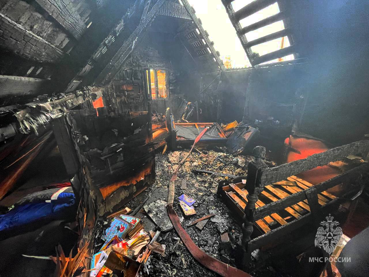 #СводкаМЧС   На Ямале за прошедшие сутки пожарно-спасательными подразделениями МЧС России ликвидировано 3 пожара, пострадавших и погибших нет:   В Новом Уренгое днем произошло возгорание в жилом доме по улице Арктическая. В результате произошедшего повреждены две коляски и закопчен подъезд.    Вечером в Новом Уренгое, также произошло возгорание в жилом доме в микрорайоне Юбилейный. Огнем повреждена кухня на площади 15 квадратных метров, закопчен балкон и коридор в квартире.    В Муравленко в СНТ «Дружба» горел частный дом. В результате произошедшего повреждена комната на втором этаже на площади 30 квадратных метров. Предварительная причина пожара - аварийный режим работы электросети.    На ликвидацию последствий ДТП пожарно-спасательные подразделения МЧС России не привлекались.    На водных объектах происшествий не  зарегистрировано.    МЧС Ямало-Ненецкого АО