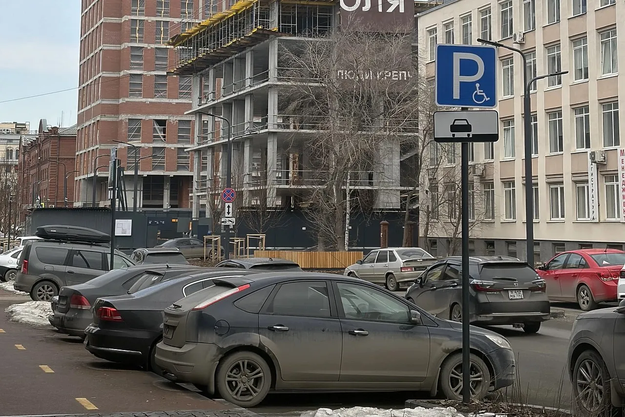 Автомобилистам стали массово рассылать сообщения о штрафах за парковку Почему их не нужно оплачивать Мошенники начали активно рассылать россиянам сообщения о якобы выписанных штрафах за неправильную парковку сообщили РИА Новости в пресс службе платформы Мошеловка Народного фронта По словам специалистов апрель традиционно становится началом сезона дорожных работ В это время на улицах появляется множество новых знаков и временных ограничений к которым водители ещё не успевают привыкнуть Этим и пользуются злоумышленники Схема выглядит так автовладельцу приходит SMS примерно следующего содержания Ваш автомобиль зафиксирован на парковке в зоне временного знака Штраф 3000 рублей Оплатите по ссылке чтобы избежать удвоения суммы Основная аудитория таких рассылок автомобилисты особенно жители крупных городов Актуальность схемы именно в апреле связана с массовой установкой временных дорожных знаков и запуском новых камер фиксации uralweb ru
