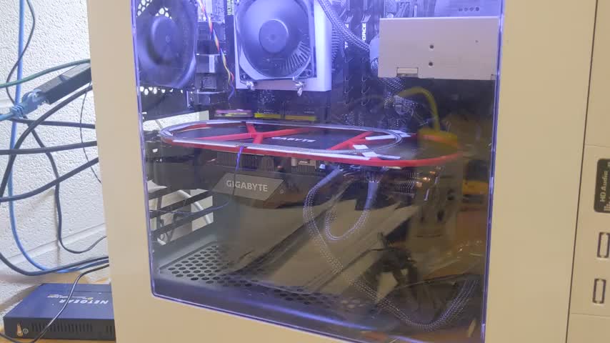 Реддитор создал миниатюрную железнодорожную станцию на видеокарте