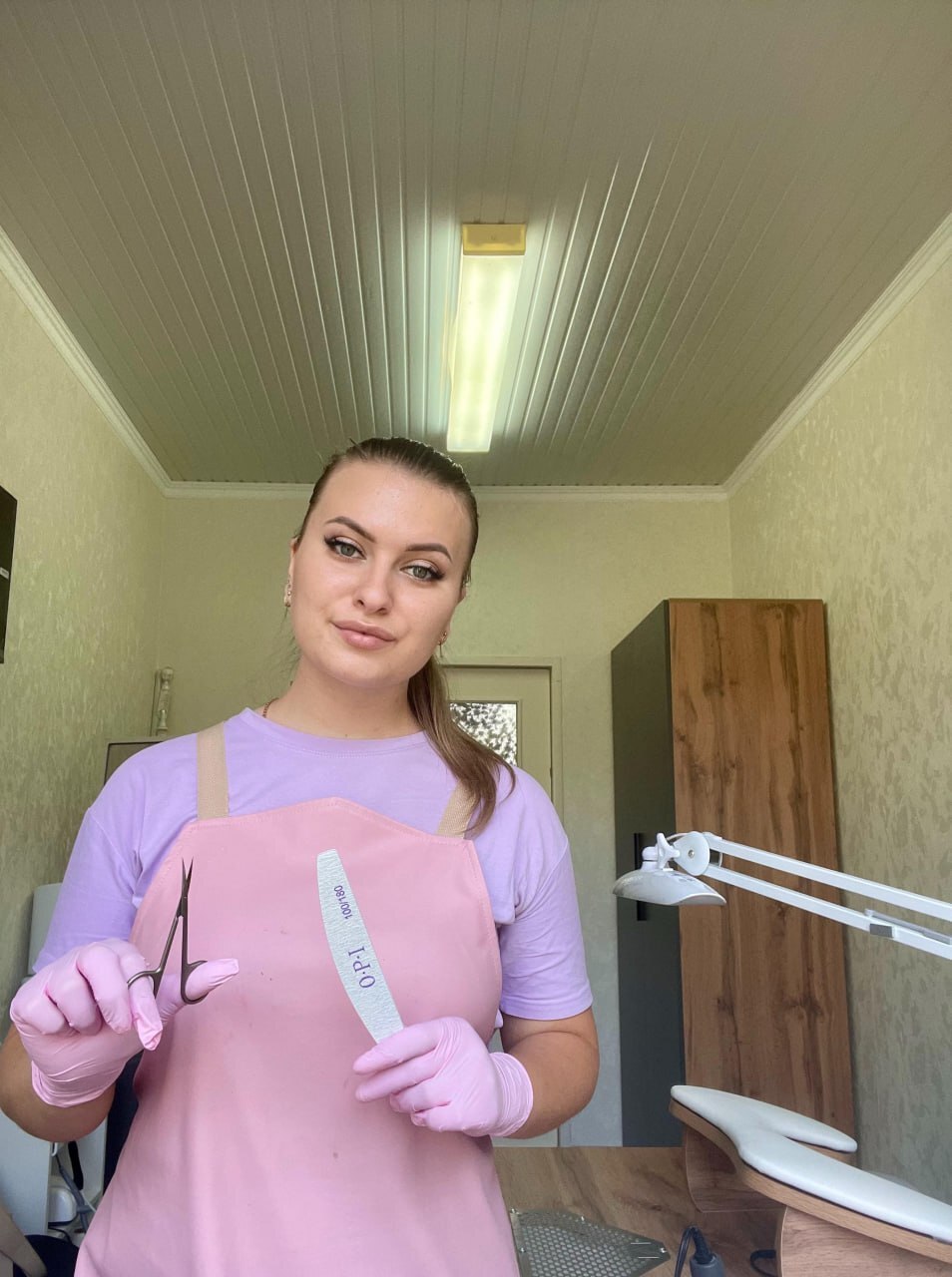 Жительница Зеленокумска оборудовала кабинет маникюра и педикюра на средства соцконтракта Татьяна Кузьминова, как только начала заниматься маникюром, стала задумываться об открытии собственного кабинета, но небольшого дохода не хватало на его оборудование. От родственницы, получившей ранее субсидию на развитие фотодела, девушка узнала о господдержке и обратилась в управление труда и социальной защиты населения. Татьяна подготовила необходимые документы, представила бизнес-план и получила 350 тысяч рублей на открытие своего дела. За счёт субсидии мастер приобрела оборудование и расходные материалы. «Процесс оказался быстрым и несложным. Сегодня я уже получаю стабильный доход», – поделилась землячка. Помощь оказывается в рамках реализации регионального проекта «Многодетная семья» нацпроекта «Семья». На Ставрополье в 2025 году планируется оформить около 4,5 тысячи соцконтрактов на общую сумму свыше 1,1 млрд рублей.