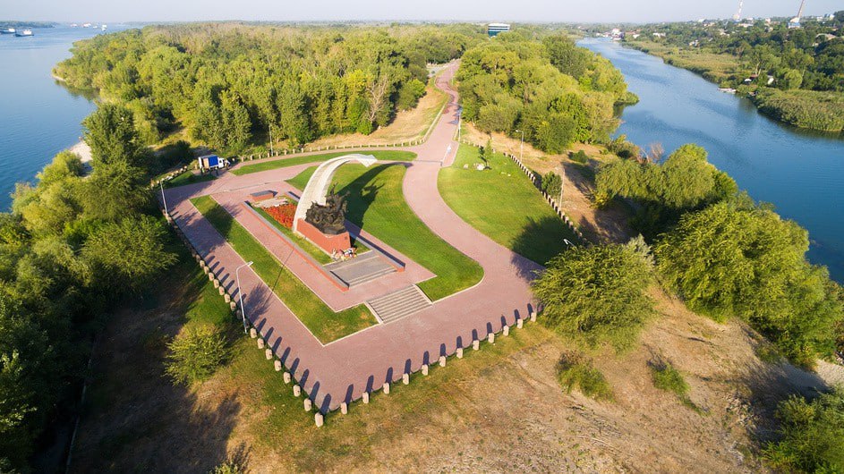 Министр транспорта Ростовской области пообещала, что строительство Западной хорды не повредит исторически памятникам Проект строительства «Западной хорды», которая является частью крупного дорожного проекта Ростовского транспортного кольца РТК , не затронет памятники культурного и исторического наследия в Ростове, а также охранные территории. Об этом в своем Telegram-канале сообщила глава донского минтранса Алена Беликова. По ее словам, в составе проектной документации был разработан отдельный раздел, посвященный обеспечению сохранности объектов культурного наследия регионального значения. Речь идет о мемориальном комплексе «Кумженская роща», комплексе «Преполовенский приход» первая половина XIX — начало XX вв. и месте строительства первой каменной церкви в ст. Гниловской. Ранее ростовские активисты неоднократно пытались оспорить изменение маршрута автодороги. Так, в 2022 году суд рассматривал коллективный иск горожан, недовольных тем, что маршрут Западной хорды проходит через Кумженскую рощу. В удовлетворении иска было отказано. Аналогичную жалобу отклонили в апреле текущего года. Подписаться на "Новости Ростова" Прислать новость