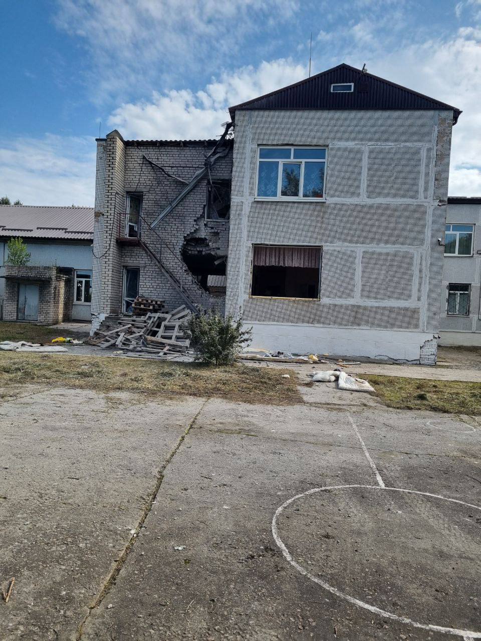 В течение прошедшей ночи над Курской областью уничтожено 28 вражеских беспилотников. К счастью, обошлось без пострадавших! По предварительной информации, в результате падения обломков в деревне Студенок Железногорского района в здании детского сада выбиты окна, повреждена стена. В селе Трояново повреждены окна, стена частного дома и крыша сарая. В деревне Прилепы Конышевского района в двух частных домах выбиты окна, оборваны провода ЛЭП. В селе Шумаково Солнцевского района на территории птицефабрики «Шумаковская» повреждены 2 ангара. В ближайшее время строительные бригады приступят к восстановительным работам. В случае обнаружения подозрительных предметов, пожалуйста, ни в коем случае не приближайтесь к ним, сразу обращайтесь в 112! Информация о последствиях уточняется.