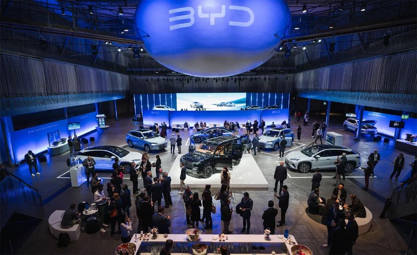 Квартальные продажи BYD снизились впервые с 2020 года Упал спрос как на автомобили BYD Group в целом так и на машины самого бренда BYD причём произошло это на фоне роста поставок на экспорт и продаж электрокаров За III квартал 2025 года китайский концерн смог продать по всему миру 1 105 591 автомобиль на 2 1 меньше чем в прошлом году Реализация марки BYD снизилась заметнее на 4 Почти на четверть рухнул спрос на подзаряжаемые гибриды которых удалось продать 523 тысячи При этом электрокары раскупали на 31 активнее их было продано 582 5 тысячи В помесячном выражении по итогам сентября продажи концерна сократились на 6 спрос на гибриды упал на 25 6 Снижение популярности бензоэлектрических машин фиксируется начиная с апреля От более серьёзного падения BYD уберегают двойной рост поставок автомобилей за рубеж и увеличение спроса на электрокары на четверть по итогам сентября autoruonline