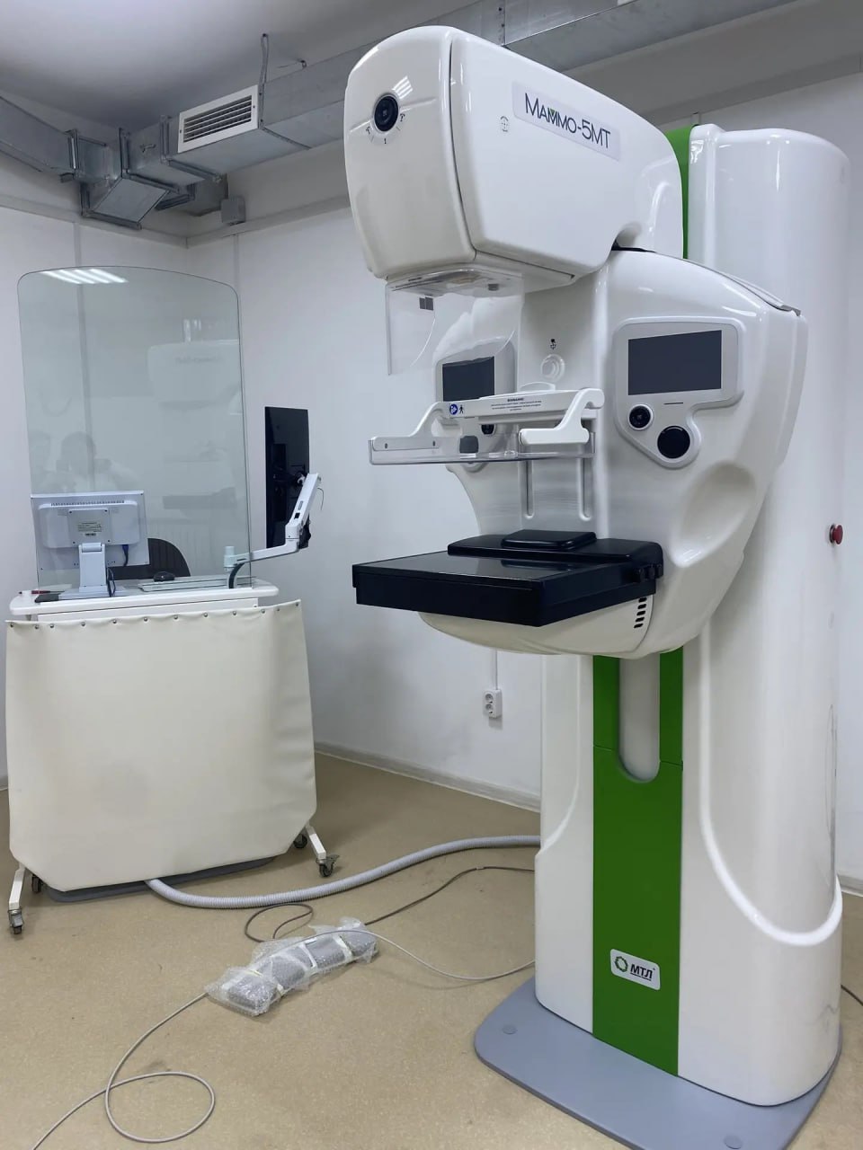 Современный маммограф появился в больнице п Товарково Всего два месяца назад на личном приеме обсуждалось оснащение больницы новым оборудованием а уже сегодня введен в эксплуатацию новейший аппарат Сотрудники рентгенологического кабинета уже прошли необходимое обучение и завершили тестовый режим работы С 10 ноября начнется плановый прием Маммография остается одним из самых простых но в то же время самых проверенных и эффективных способов ранней диагностики заболеваний молочной железы в том числе и онкологии что критически важно для успешного лечения рассказывает министр здравоохранения региона Анна Чернова Подписывайся на наш канал в Максе