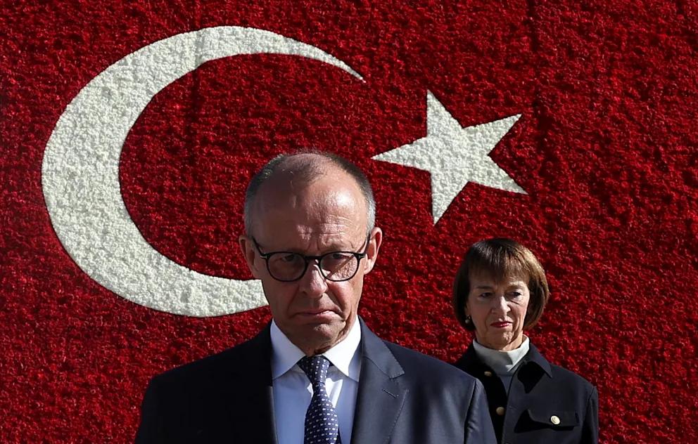 Эмине Эрдоган настояла на том чтобы канцлер Германии Фридрих Мерц прилетел в Анкару вместе с женой Неожиданной деталью визита канцлера Фридриха Мерца в Турцию стало присутствие его супруги Шарлотты для рабочих поездок такого уровня это редкость Как стало известно BILD от источников в правительстве Германии идею пригласить супругу немецкого лидера предложила лично первая леди Турции Эмине Эрдоган По информации источников в правительстве предложение возникло еще летом на саммите НАТО в Гааге где Эмине Эрдоган сидела рядом с Мерцем за банкетным столом Тогда Шарлотта Мерц не смогла поехать в Турцию из за напряженной международной обстановки Эрдоган по информации BILD выразила сожаление и сказала что хотела бы увидеть Шарлотту во время следующего визита в Анкару Мерц обсудил предложение с президентом Турции и Реджеп Тайип Эрдоган его одобрил Пара прибыла в Анкару накануне официальных встреч и даже успела провести вечер вместе Он прошел без спиртного поскольку Мерц с момента вступления в должность практически полностью отказался от алкоголя Первый совместный выход супругов состоялся у мавзолея Ататюрка где канцлер возложил венок от имени Германии а Шарлотта Мерц наблюдала за церемонией Завтра вечером Эмине Эрдоган познакомится с женой Мерца лично на торжественном ужине в президентском дворце BILD Russian