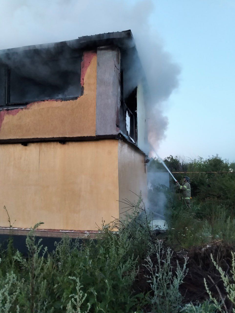 Пожар в Волжском районе унес жизни троих человек  Сегодня, в 02.50, поступило сообщение о пожаре в поселке Подлесный Волжского района.  На улице Вишневой горел частный жилой дом.   В 05.30 пожарно-спасательные подразделения ликвидировали открытое горение на площади 250 квадратных метров.  К сожалению, в результате пожара погибли 2 женщины и мужчина.  На борьбу с огнем выезжали 40 специалистов и 13 единиц техники.  Причина пожара устанавливается.   МЧС России напоминает:     своевременно проверяй состояние электропроводки;    не оставляй включенные электроприборы без присмотра;   не перегружай электросеть;   отключай неиспользуемые электроприборы уходя из помещения.    Установи в жилье пожарный извещатель. Прибор звуком оповестит о задымлении.