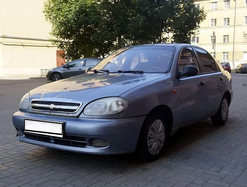 Юные угонщики из Сыктывкара попали в ДТП Ученики 7-8 классов заметили на обочине автомобиль Chevrolet Lanos с ключами в замке зажигания и решили покататься. Однако один из школьников не справился с управлением, и машина съехала в кювет. Подпишись Предложи новость