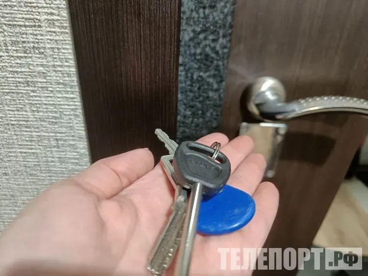 Жилье могут законно забрать у россиян по трем причинам Случаев обращения взыскания на жилье немного, однако основания для подобного сценария есть, рассказала агентству "Прайм" адвокат Московской коллегии адвокатов "Аронов и партнеры" Наталья Гусева. В первую очередь, это долги: требования кредиторов по закону не распространяются на единственное жилье, исключение - наличие у признанного банкротом должника роскошного жилья. Кредиторы обязаны взамен купить для должника альтернативное жилье по социальным нормам проживания. Продолжение