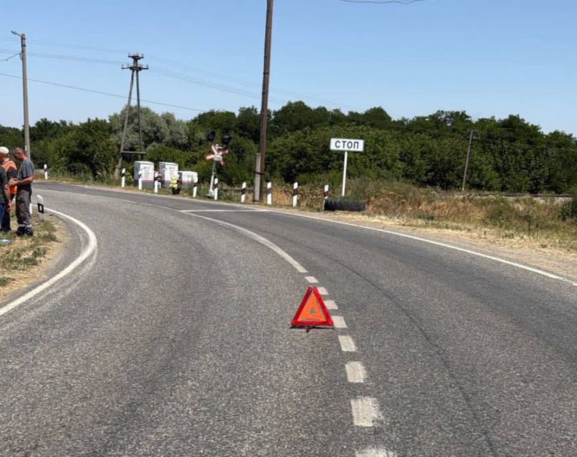 В Новоалександровском округе водитель спровоцировал ДТП на железнодорожном переезде По предварительным данным, сегодня, 29 июля около 11 часов на железнодорожном переезде, расположенном вблизи поселка Темижбекский между станциями Расшеватская и Кавказская , водитель автомобиля Лада Приора проигнорировала запрещающий сигнал светофора на железнодорожном переезде, в результате чего произошло столкновение с составом. Схода состава с путей не произошло: машинист применил экстренное торможение и снизил скорость, что смягчило удар. 29-летняя автоледи доставлена в больницу, где после осмотра врачей - отпущена домой. Установлено, что девушка - житель округа, стаж вождения которой составляет 11 лет, в салоне авто находилась одна, ремнем безопасности пристегнута не была. По факту автоаварии проводится проверка, обстоятельства уточняются.