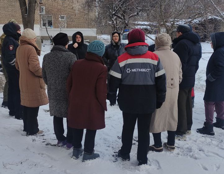 13 декабря начальник Комсомольского территориального управления Администрации Старобешевского муниципального округа Людмила Морщ провела встречу с населением в городе Комсомольское. В ходе встречи жители озвучили несколько актуальных вопросов, среди которых:   открытие отделения МФЦ в городе Комсомольское;   ремонт дорог;   затор канализационного колодца в доме №4 по ул. Набережная;   попадание канализационных стоков в подвале дома № 3 по ул. Набережная;   своевременная уборка мусорных контейнеров и несанкционированных свалак;   уличное освещение;   работа дворников на придомовой территории;   несоответствие количества зарегистрированных лиц в платежном документе за вывоз ТКО;   теплоснабжение;   неприватизированные жилые помещения;   отключение света в подъездах.  Людмила Александровна предоставила разъяснения всем обратившимся, опираясь на действующие законодательство.