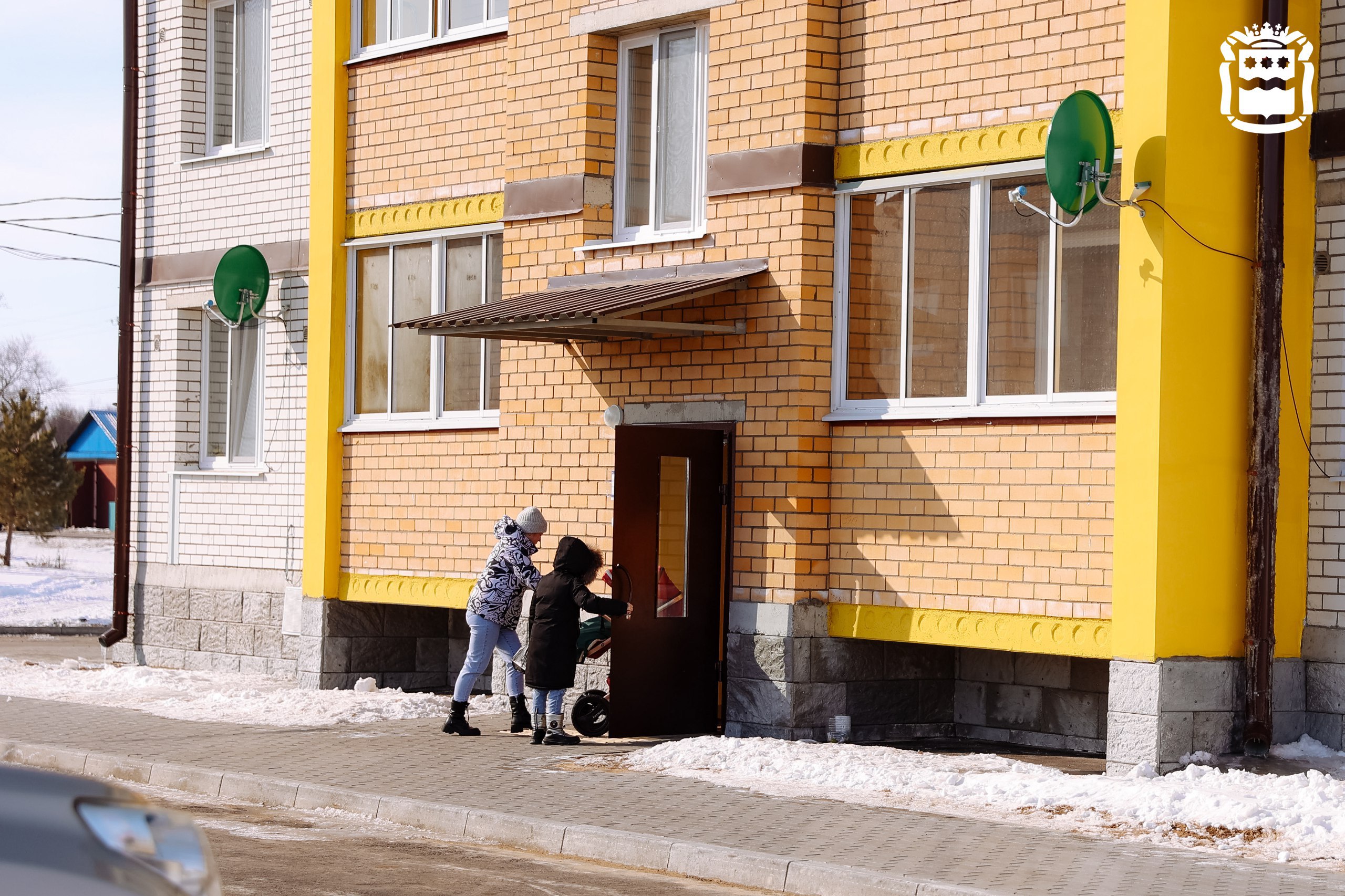 Новые квартиры и жилищные сертификаты на покупку своих «квадратов» с начала года получили 210 амурских сирот В свои квартиры в этом году благодаря жилищным сертификатам переедет 181 сирота. Такую меру поддержки жителям региона оказывают в области с 2020 года. Сертификаты в этом году получили уже больше 140 сирот. Всего их будет 154. Федеральными сертификатами в этом году удалось обеспечить 26 человек. Всего их будет 27. Оставшийся сертификат предназначен для сироты-участника СВО. Некоторые получатели уже реализовали жилищные сертификаты. 74 сироты купили себе жильё благодаря господдержке на общую сумму 357,6 миллиона рублей.