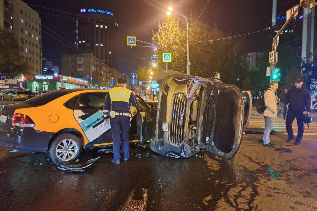 В Екатеринбурге у дома на Декабристов, 51 водитель каршерингового «Фольксвагена Поло» пролетел по Белинского в направлении Куйбышева на «красный», в результате чего столнулся с «Хавалом». От удара внедорожник перевернулся. Пострадавших в результате ДТП нет.   По данным ГИБДД региона, за рулем «Хавала» находился 35-летний екатеринбуржец, «Фольксвагена» — 37-летний житель поселка Арти.   По результатам проведенного инспекторами ДПС освидетельствования состояние опьянения у водителей не установлено.   : ГИБДД области.