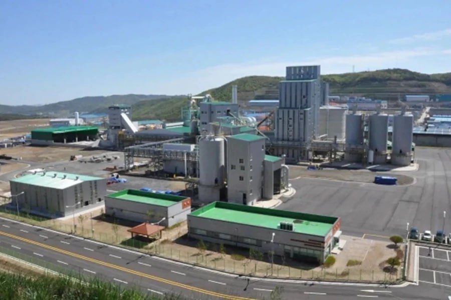 В Башкирии построят металлургический завод за 10 млрд рублей Завод создается на основе инновационной экологически щадящей технологии FCIT продукция будет поставляться предприятиям металлургии машиностроения и оборонной отрасли Инвестор уже достиг предварительные договоренности с потенциальными покупателями в России и КНР Строительно монтажные работы предполагается завершить в 2027 году в 2028 выйти на проектную мощность 332 5 тыс тонн продукции в год Подробнее   Подпишись на MASHNEWS