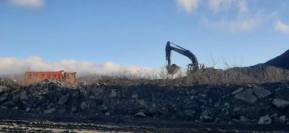 Огонь на полигоне в Новороссийске мэр потребовал срочного вмешательства Мэр Новороссийска Андрей Кравченко прокомментировал возгорание на полигоне на горе Щелба Пожар на свалке тушат с 1 декабря сейчас площадь возгорания около 200 квадратных метров По словам главы города проливка водой не даёт результата а руководство полигона не принимает необходимых мер нет подъездов для спецтехники пожарная охрана работает только днём рекомендации надзорных органов не выполняются Кравченко заявил что главное сейчас как можно быстрее ликвидировать возгорание а надзорные органы проведут проверку работы полигона Кубанские Новости   Мы в MAX