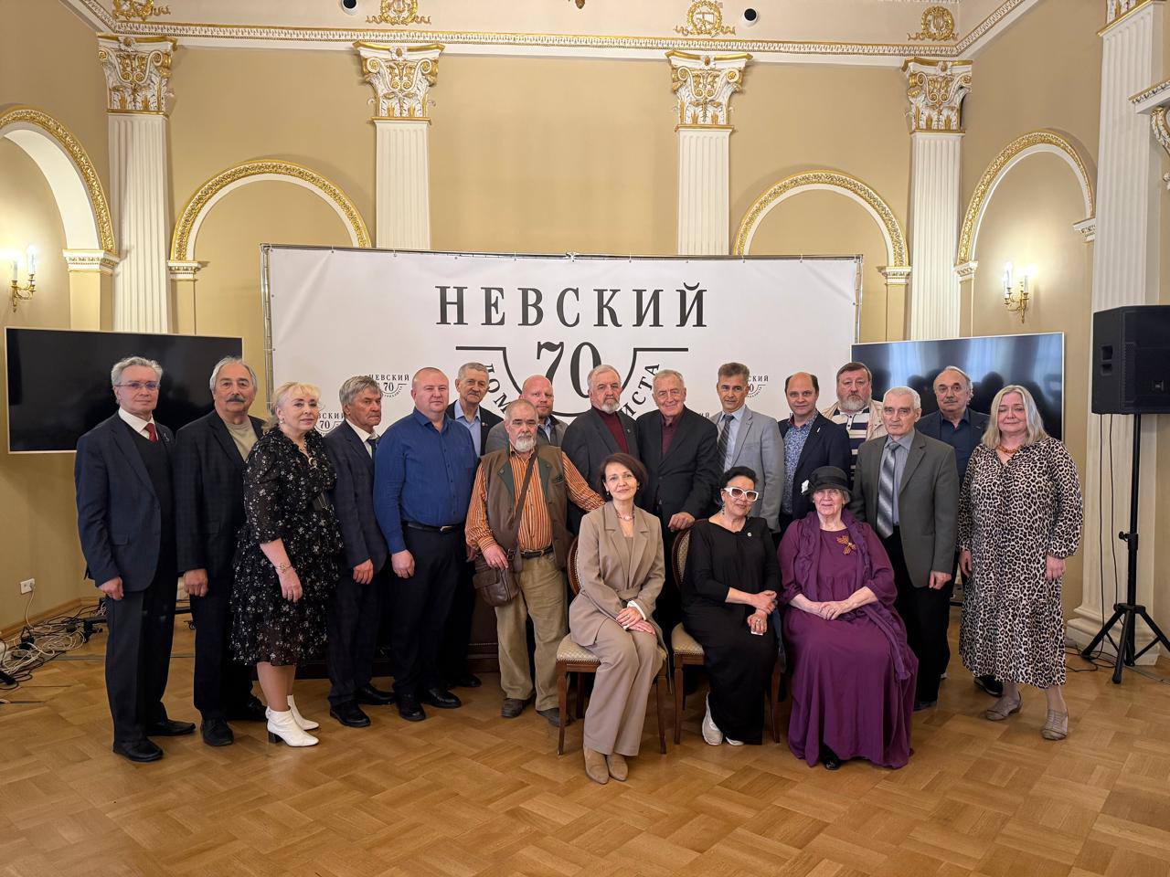 В Доме журналиста объединились два крупнейших союза писателей Петербурга. О задаче «консолидации на базе Союза писателей России всех талантливых, активных, авторитетных, пишущих, читаемых литераторов страны» Владимир Мединский рассказывал еще в апреле. Тогда и начался процесс объединения Петербургского отделения Союза писателей России и Союза писателей Петербурга. Второй был создан в 1991 году в качестве правопреемника Ленинградского отделения Союза писателей СССР, в результате раскола которого «cлавянофилы» образовали Союз писателей России, а их противники — Союз писателей Петербурга.