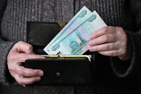 Экономист: с укреплением рубля на снижение цен пошли лишь некоторые маркетплейсы В апреле и мае на таких площадках стали меньше стоить электроника, скоропортящиеся продукты и товары длительного хранения. Об этом в эфире радиостанции «Говорит Москва» сообщил доцент кафедры экономики и финансов факультета проектного управления РАНХиГС Алисен Алисенов. Есть отдельные маркетплейсы, которые пошли на снижение. Если рассматривать в разрезе товарных групп, то снижение цен наблюдали в апреле и в мае. На электронику, скоропортящиеся продукты, товары длительного хранения.