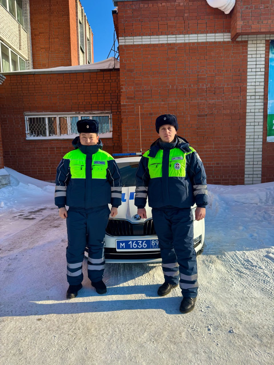 ‍ В Новом Уренгое автоинспекторы оказали помощь водителю на загородной автодороге.  8 марта на 713 км автодороги «Сургут – Салехард» при осуществлении надзора за дорожным движением сотрудники Госавтоинспекции старший лейтенант полиции Евгений Демидов и прапорщик полиции Убуш Штыков обратили внимание на большегруз, стоящий на обочине. Водитель пояснил, что во время движения пробил колесо, и дальнейшее движение невозможно.   Автоинспекторы предприняли неотложные меры по обеспечению безопасности дорожного движения на данном участке дороги и оказали помощь в замене колеса. После завершения ремонта колесо было успешно заменено, и водитель смог продолжить свой путь.  ‼ Благодаря оперативным действиям сотрудников Госавтоинспекции, водитель не только получил необходимую помощь, но и смог избежать потенциально опасной ситуации на дороге.  «Такие ситуации — это часть нашей работы, — отметил старший лейтенант полиции Евгений Демидов. — Мы всегда рады помочь водителям и сделать дорогу безопаснее для всех участников движения».   В Госавтоинспекции отмечают, что в случае возникновения сложной ситуации на дорогах все участники дорожного движения могут круглосуточно обращаться за помощью к сотрудникам полиции по телефону «112» или «102» - для сотовой связи.     #мвдроссии #полиция #гибддянао #гибдд #янао #новыйуренгой