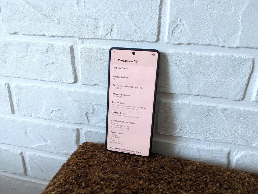 На смартфонах Samsung Galaxy замечено странное приложение оно никому не нужно но лезет везде Речь идет о приложении AppCloud Оно создано изральской компанией ironSource которая недавно стала частью американской Unity Сама Samsung на официальном сайте не дает почти никакой информации об AppCloud При этом в системе у утилиты довольно много прав она собирает конфиденциальную информацию включая IP адреса местоположение и отпечатки пальцев не требуя явного согласия пользователя Источник утверждает что AppCloud может скрыто устанавливать другое непроверенное ПО Полностью удалить его нельзя не слетев с гарантии и даже при удалении оно возвращается с апдейтами One UI Отключение в настройках не помогает так как утилита частично продолжает работать Скорее всего приложение не является шпионским а просто собирает данные в маркетинговых целях Однако непрозрачностью AppCloud озаботились даже некоторые страны и теперь от Samsung требуют разъяснений iguides