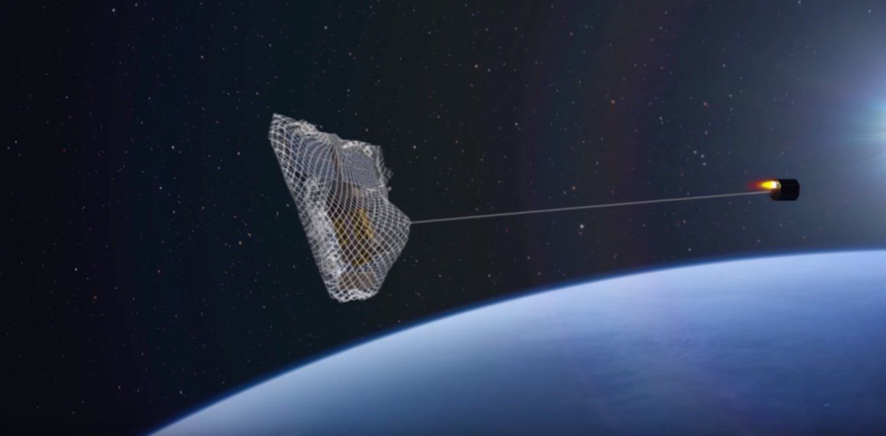 Китай создал установку для борьбы с космическим мусором с двойным назначением. Китайские ученые разработали уникальную пусковую установку для очистки орбиты от космического мусора. Устройство запускает капсулу с сеткой, которая захватывает обломки и направляет их в атмосферу для сгорания. Небольшая модификация может превратить эту систему в оружие против спутников, — сообщил анонимный пекинский астрофизик изданию South China Morning Post. По его словам, такая атака будет выглядеть как естественный сбой оборудования. Эксперты отмечают, что технология демонстрирует двойной потенциал — от мирной утилизации мусора до скрытного противоспутникового применения.
