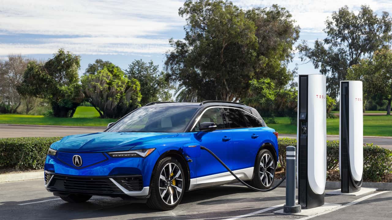 Конец электрического SUV Acura ZDX Acura прекратила производство своего единственного электрического кроссовера ZDX в США По словам представителя Honda это решение было принято для лучшего соответствия стратегическим целям и рыночным условиям Скидки на ZDX достигали 21 000 но без внешнего регулирования компания не видит смысла в его дальнейшем производстве Новые модели EV от Acura ожидаются к концу 2026 года