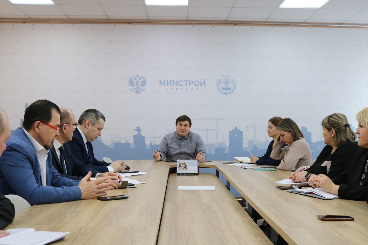 Новочебоксарск Мариинский Посад и Красные Четаи готовят заявки на Всероссийский конкурс лучших проектов создания комфортной городской среды Первые два в категории Малые города Красные Четаи Опорные населенные пункты Конкурс проводят в рамках федерального проекта Формирование комфортной городской среды нацпроекта Инфраструктура для жизни Наша республика участвует в этом конкурсе ежегодно не станет исключением и 2026 й Впервые за долгое время проекты как минимум по двум территориям мы планируем разработать собственными силами отметил замминистра строительства главный архитектор Чувашии Павел Корнилов