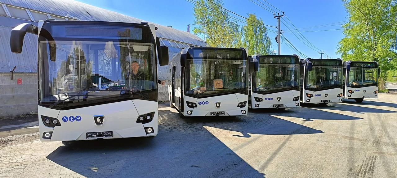 Денис Паслер утвердил планы обновления общественного транспорта в муниципалитетах до 2030 года  Ежегодно бюджетам городов планируется направлять свыше 300 миллионов рублей в виде субсидий на покупку новых автобусов.   «Повышение безопасности пассажирских перевозок – одно из приоритетных направлений, этому вопросу уделяется особое внимание на уровне страны. В этом году 12 городов Свердловской области получили субсидии на покупку 36 автобусов. Новые автобусы оборудованы всем необходимым для комфорта пассажиров и отвечают требованиям безопасности», – сообщил врио губернатора Свердловской области Денис Паслер в своих социальных сетях.   Первые машины уже начали поступать в муниципалитеты региона: Краснотурьинск получил семь автобусов, Новоуральск – пять. Ещё 11 машин будут направлены на межмуниципальные маршруты — между Верхней Пышмой и Екатеринбургом, а также в Ирбит, Нижний Тагил и Красноуфимск. В общей сложности на обновление автобусного парка за пять лет будет направлено свыше 1,5 миллиарда рублей.
