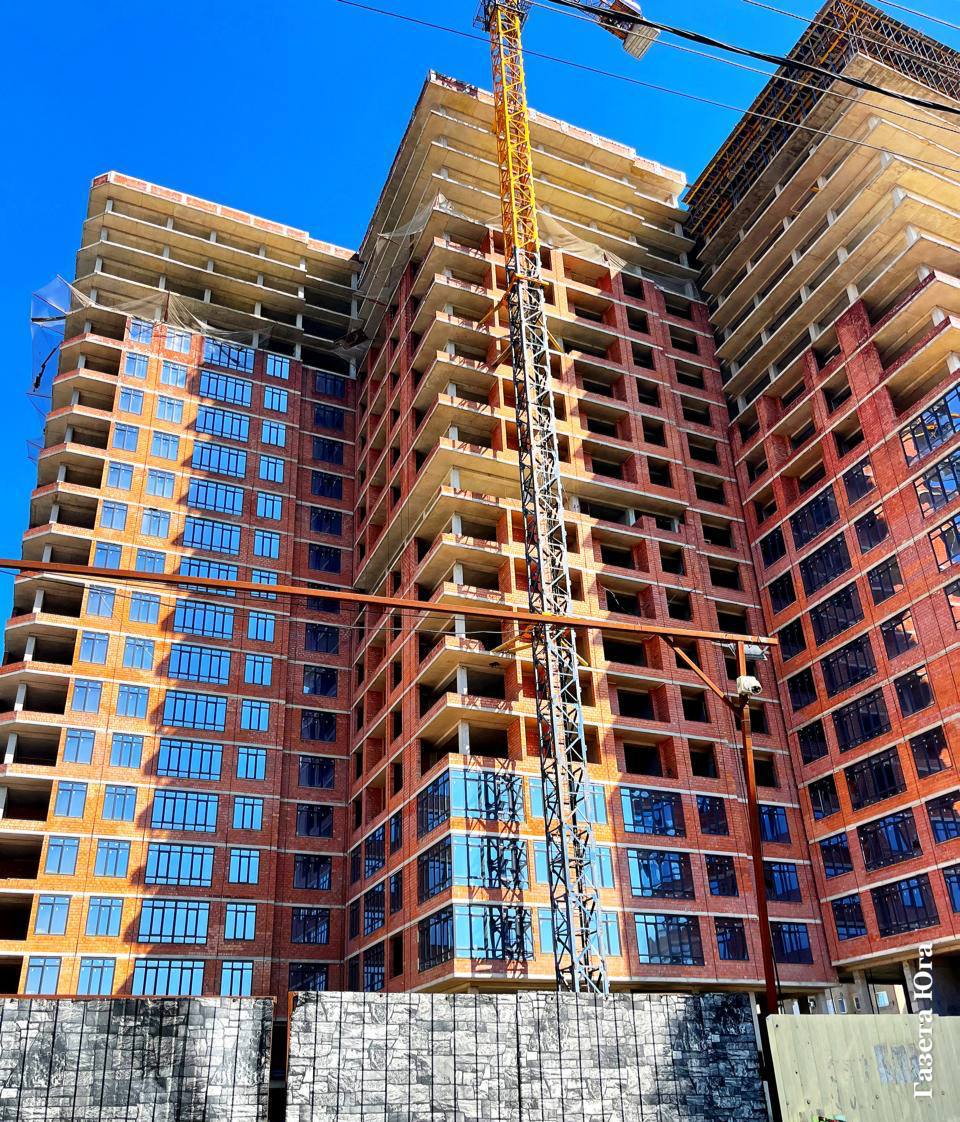 Минстрой РФ утвердил норматив стоимости квадратного метра общей площади жилья в России на I полугодие 2026 в размере 116 427 рублей что на 2 выше норматива II полугодия 2025 113 7 тысячи рублей Утверждены и показатели средней рыночной стоимости квадратного метра общей площади жилья по регионам Самые высокие показатели устанавливаются для Чукотки 265 тыс руб Москвы 201 9 тыс руб Ямало Ненецкого автономного округа 184 6 тыс руб Наименьшие значения вводятся для Кабардино Балкарии 55 5 тыс руб и Ингушетии 59 5 тыс руб Норматив стоимости и показатели средней рыночной стоимости жилья используются федеральными и региональными властями при расчете размеров соцвыплат гражданам предоставляемых на приобретение или строительство жилых помещений за счет средств федерального бюджета Газета Юга gazetayuga Газета Юга в MAX