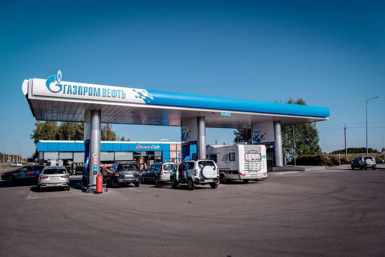 Опыт сети АЗС Газпромнефть поможет сформировать национальные стандарты для автопутешествий Такое решение принято во время экспертного автопробега Москва Самара в рамках которого оценивались условия для туристов на российских дорогах Практическим этапом разработки стандартов стал пробег протяженностью 1700 км по восьми регионам Участники оценили дорожную инфраструктуру и современные цифровые решения на АЗС Газпромнефть которые задают высокую планку для всей отрасли Как заявил руководитель сети Олег Кузьменко компания готова делиться своими эффективными наработками чтобы сделать высококачественный сервис стандартом для всех автопутешественников России А замдиректора Центра развития туризма ЦСР Константин Хатковский отметил что опыт сети АЗС Газпромнефть ляжет в основу будущих стандартов автопутешествий