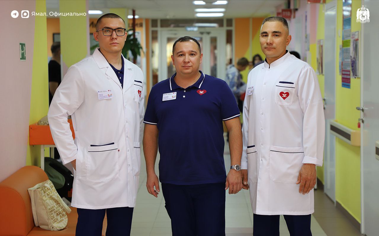 Врачи Ноябрьска оденутся в новую форму Первые комплекты уже получили в горбольнице На очереди скорая помощь психоневрологический диспансер и окружной СПИД Центр Новая форма поможет пациентам лучше ориентироваться в медучреждениях Цвет зависит от категории специалиста врачи бело синий средний медперсонал бело бордовый младший медперсонал серый До конца года фирменную одежду получат медработники Губкинского Тарко Сале Муравленко и бюро судебно медицинской экспертизы округа   ЯМАЛ Официально Подписаться