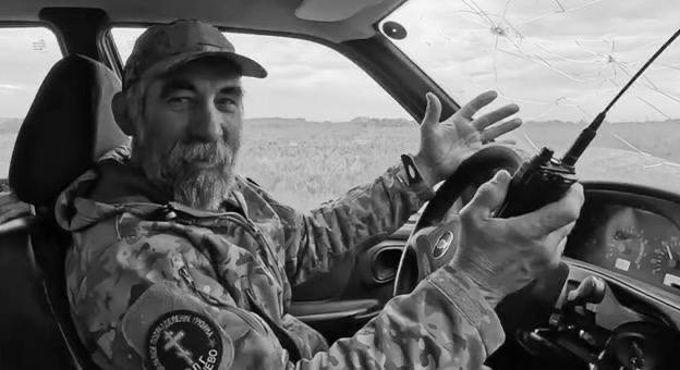 Александр Келенджеридзе посмертно награжден знаком «За верность долгу и мужество» Распоряжение подписал врио губернатора региона. В Кореневском районе его знали как «Дядю Сашу» и «Грузина». В мирной жизни он был дальнобойщиком. В августе 2024 года бросил работу и начал помогать людям. Эвакуировал из-под обстрелов около 400 курян. В одной из поездок наступил на растяжку около села Черкасская Конопелька в Суджанском районе. Курянин погиб в возрасте 60 лет. — Больно терять таких людей. Но хранить память о них — наш долг. Александр Джеранич навсегда останется примером настоящего мужества. Вечная память герою! — отметил Александр Хинштейн. «Вести.Курск». Только проверенная информация.