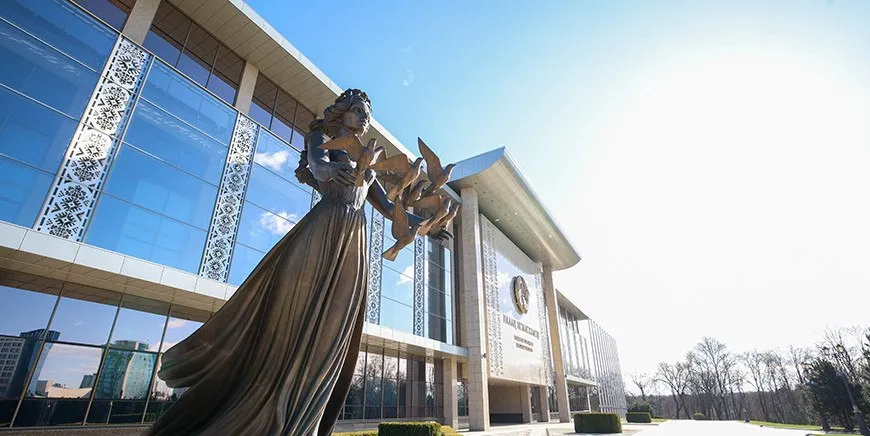 Лукашенко заслушал доклад по развитию агропромышленного комплекса Витебской области Обсуждался ход посевной кампании в рамках которой в регионе уже засеяно около 40 площадей Планируется увеличение посевов кукурузы и люцерны Одной из ключевых тем стало выполнение поручения по строительству порядка 150 профилакториев для телят для сохранности молодняка Также речь шла о кадровой работе и создании условий для молодых специалистов в АПК Отдельно доложили о закупке техники для аграриев которую организуют как с белорусскими предприятиями так и с Петербургским тракторным заводом Разговоры на кухне