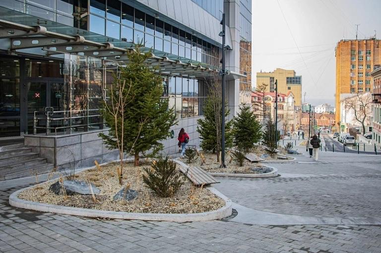 Во Владивостоке завершена реконструкция улицы Мордовцева Здесь созданы новые пешеходные связи парковочное пространство места для отдыха Рабочие отремонтировали не только проезжую часть но и все коммуникации Выполнены масштабные работы по озеленению появились деревья и кустарники многолетние цветы и травы Там добавили что инвестором проекта выступил банк ВТБ Общий объем вложений составил 170 млн руб Подписывайтесь на РБК Восток